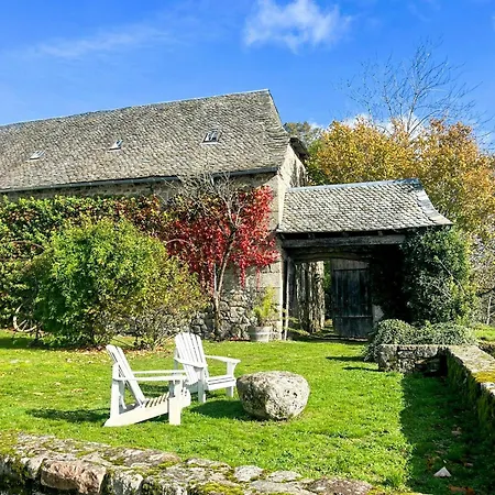 Family House With Pool On The Aubrac *