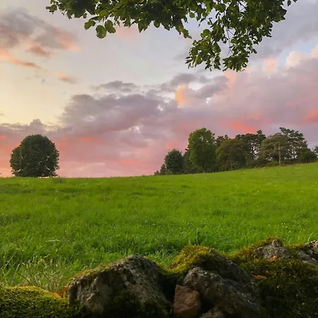 Сasa de vacaciones Family House With Pool On The Aubrac