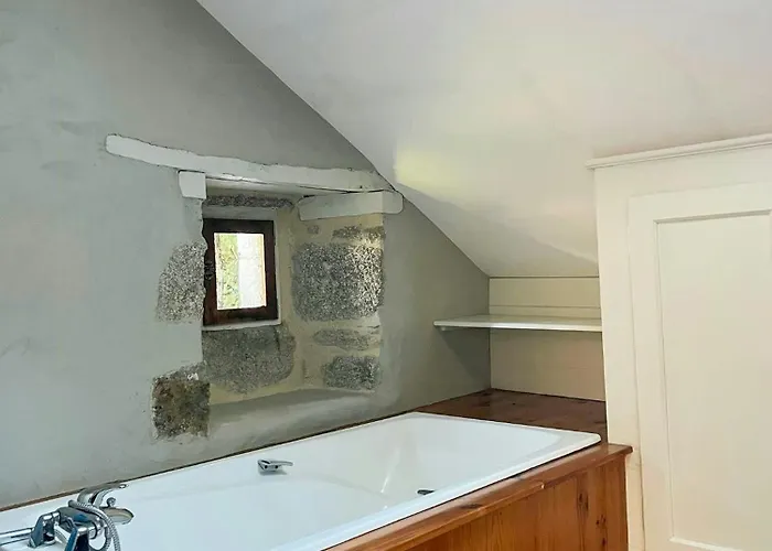 Family House With Pool On The Aubrac