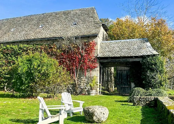 Family House With Pool On The Aubrac *