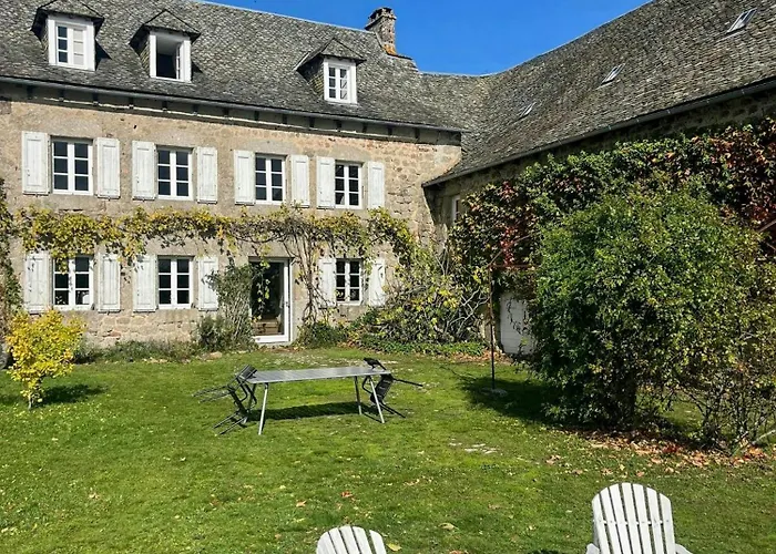 Сasa de vacaciones Family House With Pool On The Aubrac